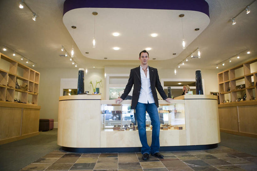 西方人,一个人,商务人士,商务男性,商店,站,横图,室内,白天,正面,衬衫,照明,欧洲,欧洲人,仅一个男性,仅一个人,仅一个中年男性,一排,许多,阴影,套装,整齐,光线,瓷砖,地砖,影子,墙,灯光,地面,置物架,注视,商铺,顶灯,架子,墙壁,墙面,灯,排列,灯具,观察,看,站着,搭,观看,照亮,察看,照明设备,搭着,队列,关注,商务装,陈列架,工薪阶层,市肆,商号,搁架,店东,店主,东主,男人,男性,中年男性,白种人,白领,上班族,站立,彩图,全身,衬衣,店铺