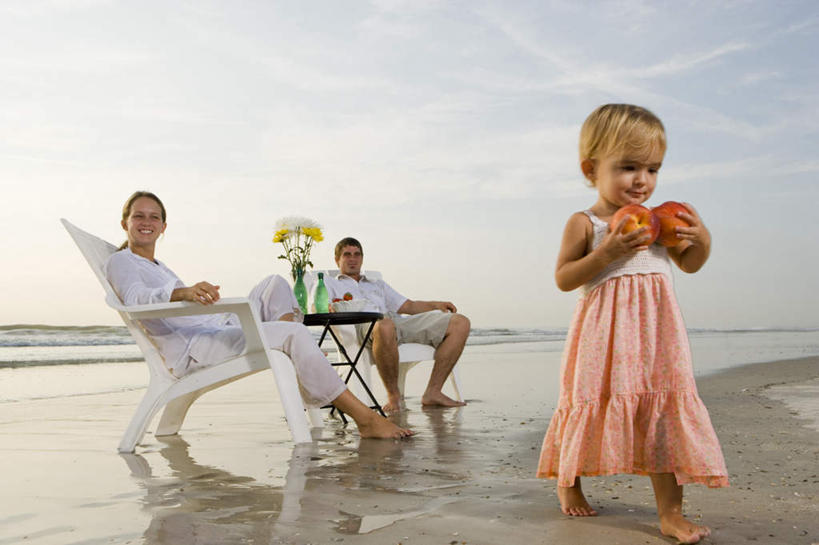 西方人,儿童,三个人,家庭,夫妻,母亲,父亲,女儿,站,坐,走,笑,微笑,露齿笑,横图,室外,白天,正面,裙子,爱情,旅游,度假,纯洁,海浪,海洋,美景,沙滩,桌子,苹果,花瓶,水果,椅子,欧洲,欧洲人,阴影,连衣裙,服装,新鲜,盛开,光线,沙子,影子,海岸,景观,浪花,水平线,云,云朵,辽阔,生食,食品,果实,海平线,沙地,浪漫,花蕾,云彩,注视,休闲装,娱乐,玻璃制品,花,花瓣,花朵,鲜花,食物,两个,小孩,衣服,蓝色,白云,蓝天,天空,阳光,自然,海水,玻璃瓶,瓶子,天,花苞,花蕊,观察,看,站着,享受,休闲,广阔,温暖,温馨,父女,母女,三口之家,一家人,休闲服,景色,恩爱,放松,父爱,可爱,母爱,童年,童趣,恋人,服饰,有机食品,绿色食品,晴朗,观看,一望无际,和睦,察看,关注,自然风光,海景,童真,烂漫,无邪,无边无际,一马平川,天真,男人,男性,年轻男性,年轻女性,女孩,女人,女性,白种人,孩子,年轻人,夫妇,情侣,大海,风浪,海,海水的波动,海滩,近岸浪,涌浪,晴空,步行,站立,走路,坐着,彩图,全身,伴侣,融洽,水天相接,水天一线,女生