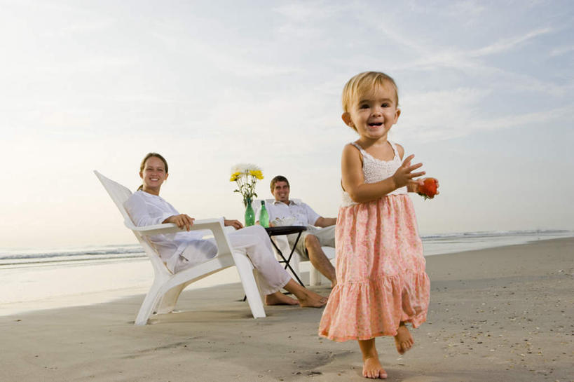 西方人,儿童,三个人,家庭,夫妻,母亲,父亲,女儿,站,坐,走,笑,微笑,露齿笑,横图,室外,白天,正面,裙子,爱情,旅游,度假,纯洁,海浪,海洋,美景,沙滩,桌子,苹果,花瓶,水果,椅子,欧洲,欧洲人,阴影,连衣裙,服装,新鲜,盛开,光线,沙子,影子,海岸,景观,浪花,水平线,云,云朵,辽阔,生食,食品,果实,海平线,沙地,浪漫,花蕾,云彩,注视,休闲装,娱乐,玻璃制品,花,花瓣,花朵,鲜花,食物,小孩,衣服,蓝色,白云,蓝天,天空,阳光,自然,海水,玻璃瓶,瓶子,天,花苞,花蕊,观察,看,站着,享受,休闲,广阔,温暖,温馨,父女,母女,三口之家,一家人,休闲服,景色,恩爱,放松,父爱,可爱,母爱,童年,童趣,恋人,服饰,有机食品,绿色食品,晴朗,观看,一望无际,和睦,察看,关注,自然风光,海景,童真,烂漫,无邪,无边无际,一马平川,天真,男人,男性,年轻男性,年轻女性,女孩,女人,女性,白种人,孩子,年轻人,夫妇,情侣,大海,风浪,海,海水的波动,海滩,近岸浪,涌浪,晴空,步行,站立,走路,坐着,彩图,全身,伴侣,融洽,水天相接,水天一线,女生