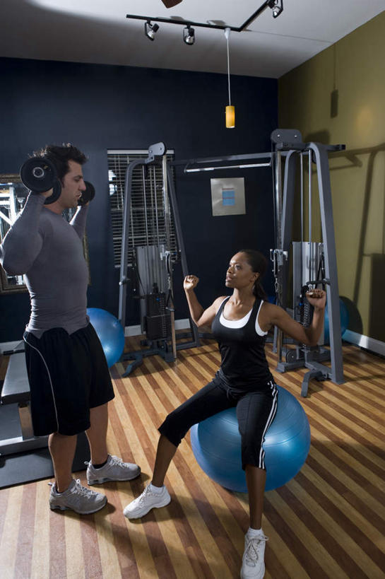 西方人,两个人,学生,健身房,站,坐,举,竖图,室内,白天,正面,运动服,锻炼,运动,地板,天花板,欧洲,非洲,黑人,欧洲人,阴影,服装,反射,影子,地面,注视,娱乐,运动器械,木地板,衣服,蓝色,白色,观察,看,托,站着,教练,享受,休闲,健身器械,健身球,放松,服饰,观看,瑜伽球,察看,衣着,穿着,关注,健身器材,拉力器,室内运动,衣饰,男人,男性,年轻女性,女人,女性,中年男性,白种人,非洲人,举起,举手,举着,向上举,向上伸,向上托,站立,坐着,半身,彩图,健身,健身馆,运动器材,运动装