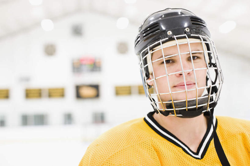 西方人,一个人,运动员,站,笑,微笑,横图,室内,白天,正面,运动服,安全,窗户,帽子,欧洲,欧洲人,仅一个男性,仅一个人,阴影,服装,朦胧,模糊,光线,头盔,影子,墙,灯光,防护,注视,玻璃窗,墙壁,墙面,仅一个年轻男性,衣服,黄色,安全帽,观察,看,站着,服饰,观看,保护,察看,衣着,穿着,关注,保险,保全,周全,安稳,安定,衣饰,冰球场,平安,男人,男性,年轻男性,白种人,体育运动员,运动选手,站立,半身,彩图,运动装