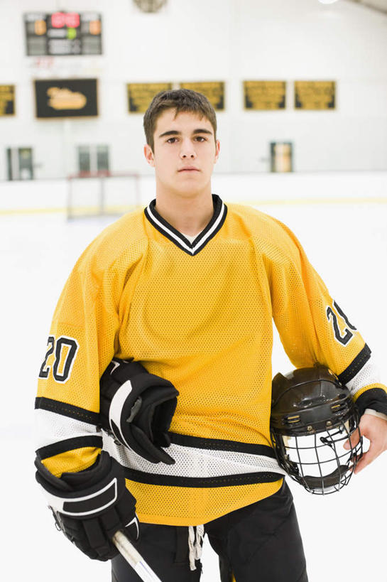 西方人,一个人,运动员,站,笑,微笑,露齿笑,竖图,室内,白天,正面,运动服,安全,窗户,帽子,欧洲,欧洲人,仅一个男性,仅一个人,握,阴影,服装,光线,标志,数字,头盔,文字,影子,字符,墙,灯光,防护,拿,拿着,注视,标识,玻璃窗,墙壁,墙面,仅一个年轻男性,衣服,黄色,安全帽,手套,观察,看,站着,握着,阿拉伯数字,服饰,观看,保护,察看,衣着,穿着,关注,保险,保全,周全,安稳,安定,防护手套,衣饰,冰球场,平安,男人,男性,年轻男性,白种人,体育运动员,运动选手,站立,半身,彩图,运动装