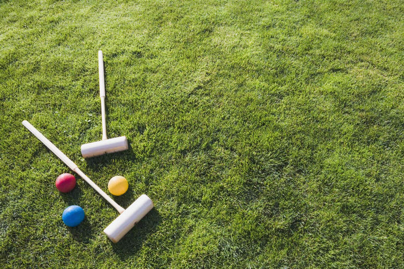 无人,横图,俯视,室外,白天,草地,草坪,植物,五个,许多,阴影,光线,影子,运动器械,草,黄色,红色,蓝色,绿色,阳光,健身器械,健身器材,马球,打毬,击鞠,彩图,高角度拍摄,运动器材