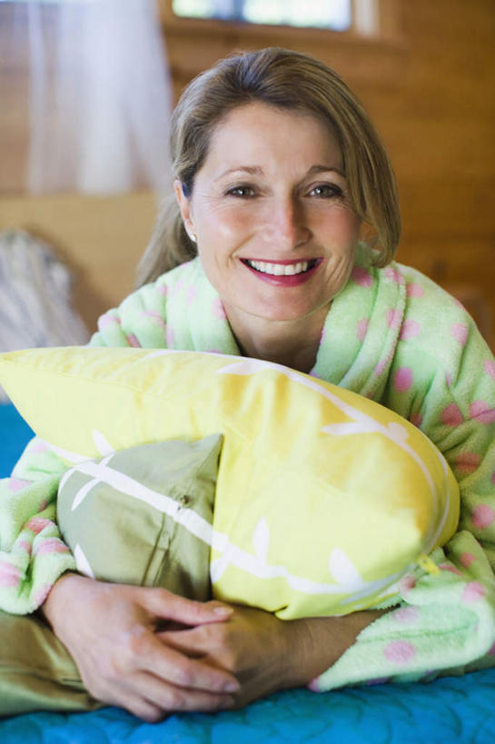 西方人,一个人,抱,笑,微笑,露齿笑,竖图,室内,白天,正面,浴袍,床,靠垫,卧室,纺织品,欧洲,欧洲人,仅一个女性,仅一个人,服装,蚊帐,墙,双人床,床单,靠枕,织物,注视,被子,墙壁,墙面,衣服,绿色,垫子,枕头,观察,看,趴着,仅一个中年女性,服饰,抱着,观看,察看,被单,搂着,衣着,穿着,关注,阻隔,衣饰,隔绝,女人,女性,中年女性,白种人,怀抱,搂,搂抱,趴,相抱,拥抱,半身,彩图,汤帷子,浴衣,睡房,卧房