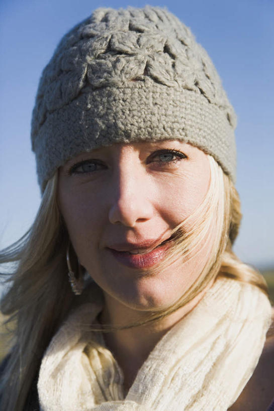 西方人,脸,头,脸颊,一个人,笑,微笑,竖图,室外,特写,白天,正面,帽子,欧洲,欧洲人,仅一个女性,仅一个人,阴影,服装,光线,影子,注视,休闲装,肩膀,衣服,蓝色,蓝天,天空,阳光,披肩,天,观察,看,仅一个中年女性,休闲,休闲服,服饰,晴朗,观看,察看,关注,万里无云,棉帽,女人,女性,中年女性,白种人,头部,脸部,脸蛋,面部,晴空,晴空万里,半身,彩图,云肩