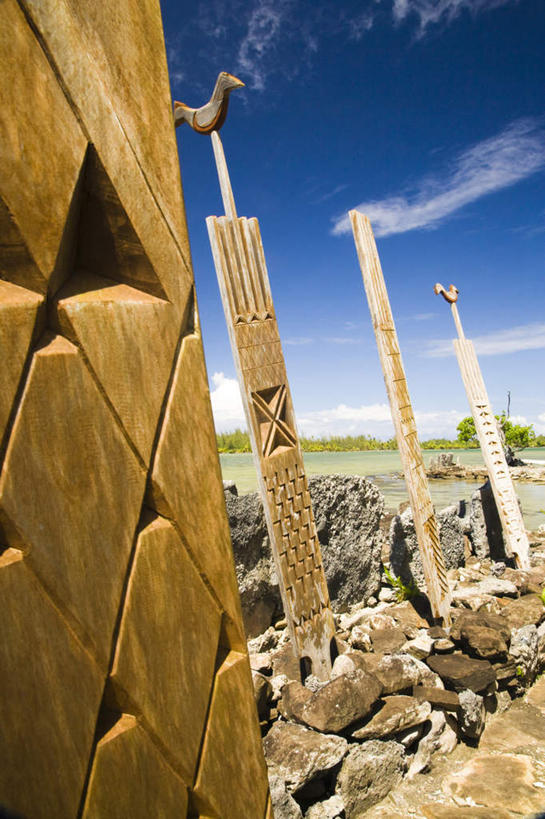 无人,竖图,室外,白天,正面,旅游,度假,石头,美景,名胜古迹,沙滩,标志建筑,地标,建筑,木雕,雕塑,阴影,遗迹,艺术,装饰,光线,雕刻,雕像,沙子,石子,影子,海岸,景观,云,云朵,沙地,云彩,古迹,文物,娱乐,建设,古建筑,废墟,蓝色,白云,蓝天,天空,阳光,自然,工艺品,天,享受,休闲,旅游胜地,景色,放松,晴朗,纪念,美术,自然风光,主题,大洋洲,陈列,古文明,法属波利尼西亚,社会群岛,功能,美学,法属玻利尼西亚,胡阿希内岛,海滩,石块,岩石,晴空,彩图