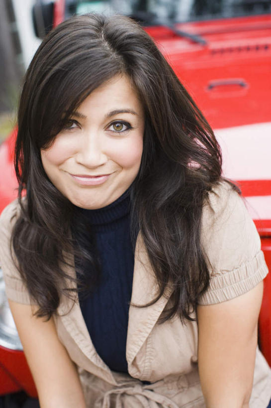 西方人,一个人,坐,笑,微笑,竖图,室外,白天,正面,越野车,汽车,欧洲,欧洲人,仅一个年轻女性,仅一个女性,仅一个人,一辆,服装,朦胧,模糊,注视,休闲装,车,衣服,红色,交通工具,观察,看,休闲,休闲服,服饰,观看,察看,关注,载具,四驱车,年轻女性,女人,女性,白种人,坐着,半身,彩图