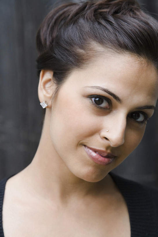 脸,头,脸颊,一个人,笑,微笑,竖图,室外,特写,白天,正面,亚洲,仅一个女性,仅一个人,服装,木制,墙,注视,休闲装,肩膀,墙壁,墙面,装饰品,衣服,木制品,饰品,首饰,观察,看,仅一个中年女性,休闲,休闲服,服饰,观看,察看,关注,鼻钉,女人,女性,中年女性,亚洲人,印度人,头部,脸部,脸蛋,面部,半身,彩图