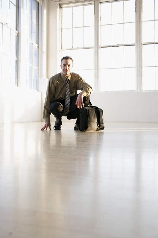 西方人,一个人,商务人士,商务男性,蹲,竖图,室内,白天,正面,衬衫,窗户,地板,欧洲,欧洲人,仅一个男性,仅一个人,仅一个中年男性,阴影,套装,反射,影子,墙,领带,地面,注视,木地板,玻璃窗,墙壁,墙面,观察,看,观看,搬家,察看,迁移,象征,庄重,关注,商务装,身份,工薪阶层,正式,地位,迁居,乔迁,搬迁,男人,男性,中年男性,白种人,白领,上班族,蹲着,彩图,全身,衬衣