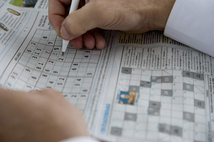 西方人,手,一个人,横图,俯视,室内,特写,白天,游戏,欧洲,欧洲人,双手,仅一个男性,仅一个人,仅一个中年男性,握,朦胧,模糊,笔,标志,数字,文字,字符,办公用品,拿,玩,拿着,娱乐,标识,水笔,文具,学习用品,休闲,手部,益智,握着,阿拉伯数字,活动,文具用品,一支,书写,发泄,消遣,智力,填字游戏,宣泄,男人,男性,中年男性,白种人,玩耍,嬉戏,半身,彩图,高角度拍摄,纵横字谜