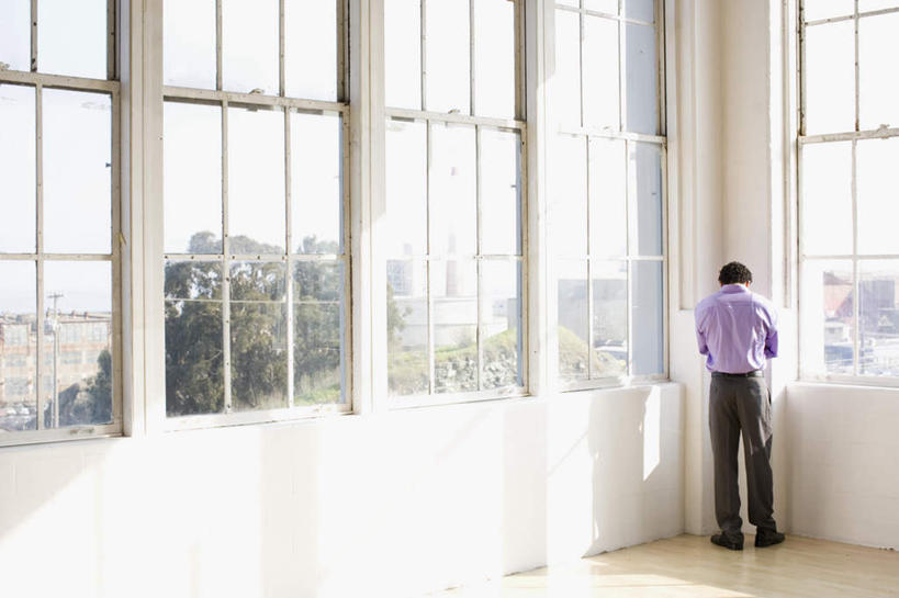 西方人,一个人,商务人士,商务男性,站,横图,室内,白天,衬衫,寂寞,植物,窗户,地板,欧洲,非洲,黑人,欧洲人,仅一个男性,仅一个人,阴影,套装,光线,影子,墙,地面,木地板,玻璃窗,墙壁,墙面,树,树木,仅一个年轻男性,背面,绿色,阳光,自然,站着,生长,成长,商务装,工薪阶层,孤单,男人,男性,年轻男性,非洲人,白领,上班族,站立,彩图,全身,衬衣,寥寂