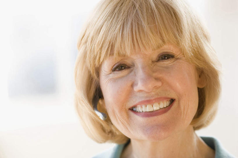 西方人,脸,头,脸颊,一个人,商务人士,商务女性,笑,微笑,露齿笑,横图,室外,特写,白天,正面,通讯,窗户,欧洲,欧洲人,仅一个女性,仅一个人,套装,朦胧,模糊,信息,注视,肩膀,玻璃窗,耳机,耳麦,话筒,观察,看,仅一个中年女性,通信,观看,协调,察看,麦克风,关注,扩音器,商务装,蓝牙,蓝牙耳机,传声器,工薪阶层,微音器,女人,女性,中年女性,白种人,头部,脸部,脸蛋,面部,白领,上班族,半身,彩图