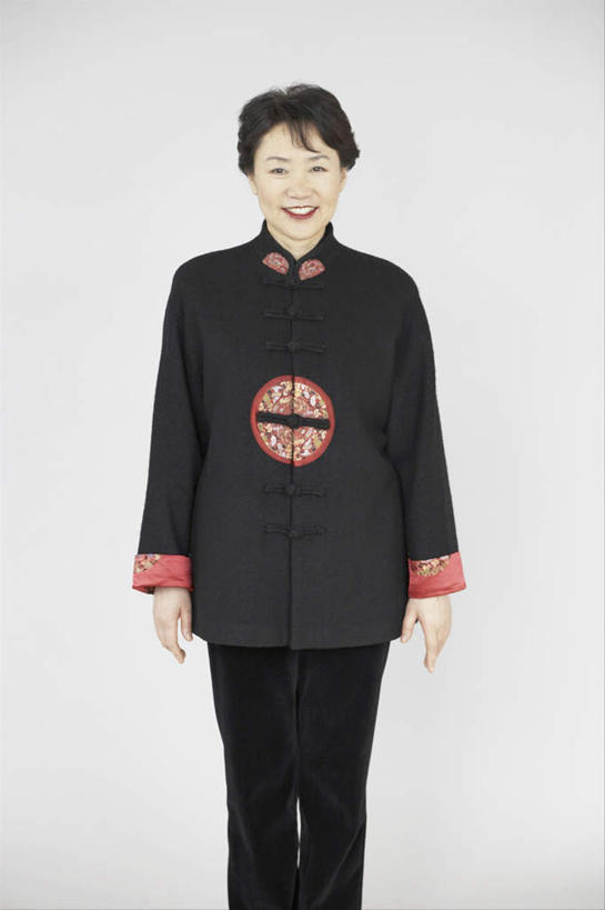 东方人,一个人,站,笑,微笑,露齿笑,竖图,室内,白天,白色背景,正面,民族服装,亚洲,仅一个女性,仅一个人,注视,黄种人,纽扣,黑色,观察,看,站着,仅一个中年女性,摄影,影棚,观看,钮扣,察看,关注,盘扣,女人,女性,中年女性,亚洲人,站立,半身,彩图,影棚拍摄,传统服装,民俗服,拍摄,盘纽,唐装