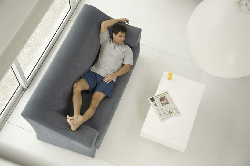 果汁,西方人,一个人,客厅,躺,闭眼,睡,横图,俯视,室内,白天,阅读,窗户,落地窗,沙发,桌子,柑橘,报纸,杯子,照明,欧洲,欧洲人,仅一个男性,仅一个人,仅一个中年男性,学习,服装,木制,灯光,橙汁,饮品,茶几,休闲装,吊灯,玻璃窗,玻璃制品,灯,饮料,一个,衣服,灰色,木制品,水杯,灯具,看,休闲,休闲服,浏览,服饰,单个,照亮,起居室,照明设备,可口,布艺沙发,客堂,适口,卧着,男人,男性,中年男性,白种人,玻璃杯,橘子,桔子,橙子,橙,闭眼睛,闭着眼,闭着眼睛,困,困觉,寝息,睡觉,躺着,卧,彩图,高角度拍摄,全身