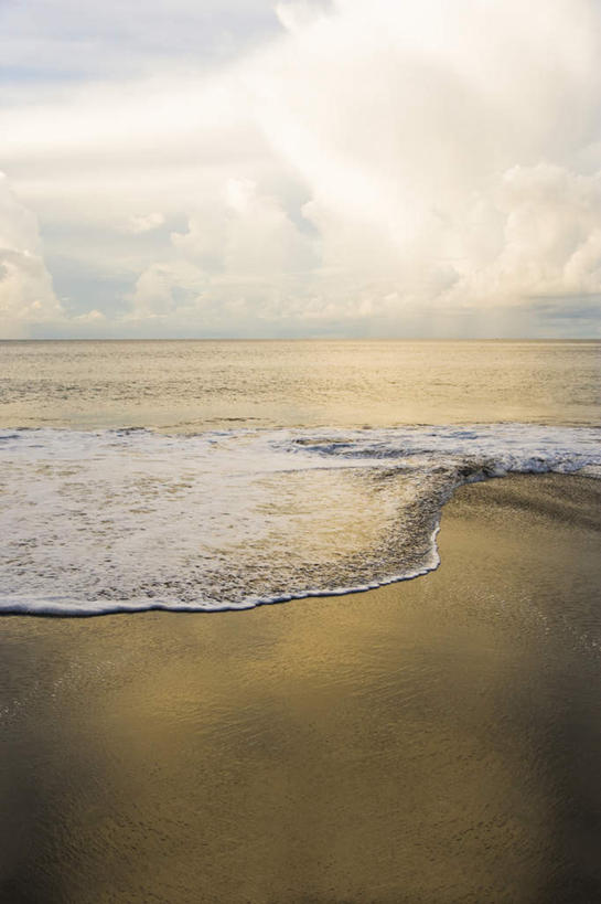 无人,竖图,室外,白天,正面,旅游,度假,海浪,海洋,美景,沙滩,阴影,光线,沙子,影子,海岸,景观,浪花,水平线,云,云朵,辽阔,海平线,沙地,云彩,娱乐,蓝色,白云,蓝天,天空,阳光,自然,海水,天,享受,休闲,广阔,景色,放松,晴朗,一望无际,自然风光,大洋洲,海景,塔希提岛,法属波利尼西亚,社会群岛,大溪地,法属玻利尼西亚,塔西提岛,无边无际,一马平川,大海,风浪,海,海水的波动,海滩,近岸浪,涌浪,晴空,彩图,水天相接,水天一线