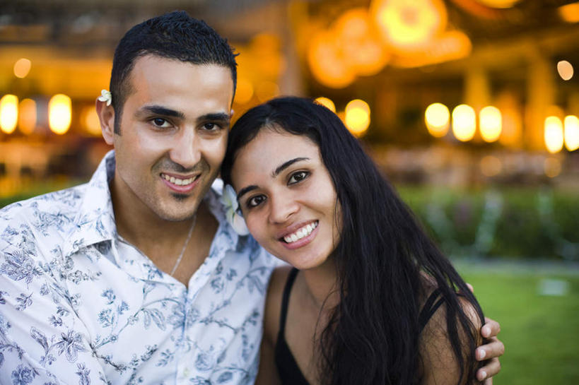 西方人,两个人,站,抱,笑,微笑,露齿笑,横图,室外,夜晚,正面,爱情,植物,照明,欧洲,欧洲人,阴影,服装,朦胧,模糊,光线,灯笼,影子,纸灯笼,灯光,浪漫,依偎,注视,休闲装,树,树木,衣服,绿色,自然,灯具,观察,看,靠,靠着,倚靠,站着,休闲,温暖,温馨,休闲服,恩爱,恋人,服饰,生长,成长,抱着,观看,照亮,和睦,察看,搂着,倚着,照明设备,关注,依附,依赖,投靠,男人,男性,年轻男性,年轻女性,女人,女性,白种人,情侣,怀抱,搂,搂抱,相抱,拥抱,站立,半身,彩图,伴侣,融洽