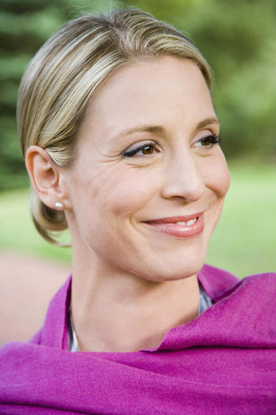 西方人,脸,头,脸颊,脖子,一个人,站,笑,微笑,竖图,室外,特写,白天,正面,草地,草坪,植物,欧洲,欧洲人,仅一个女性,仅一个人,朦胧,模糊,注视,肩膀,草,树,树木,绿色,紫色,自然,披肩,观察,看,站着,仅一个中年女性,生长,成长,观看,察看,关注,女人,女性,中年女性,白种人,头部,脖,颈,颈部,脸部,脸蛋,面部,站立,半身,彩图,云肩