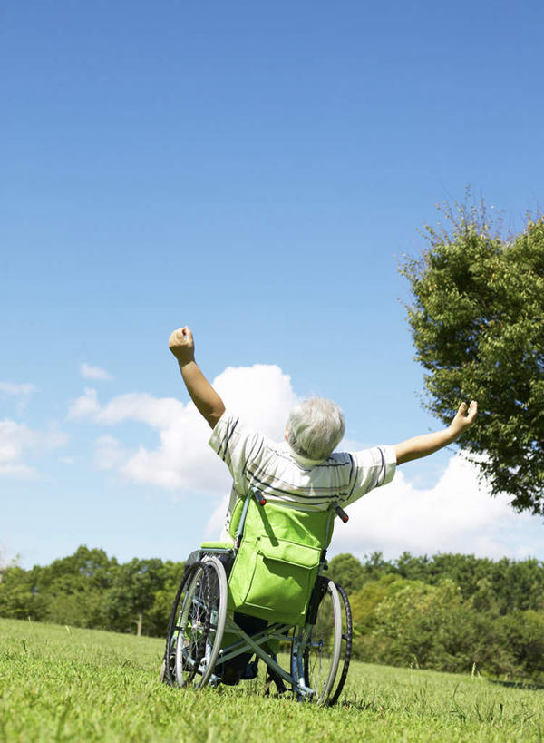 东方人,一个人,病人,坐,举,伸展双臂,竖图,室外,白天,仰视,草地,草坪,植物,亚洲,仅一个男性,仅一个人,一把,阴影,服装,光线,工具,影子,云,云朵,云彩,黄种人,草,树,树木,衣服,蓝色,绿色,白云,蓝天,天空,阳光,自然,轮椅,天,复健,托,仅一个老年男性,康复,器械,服饰,生长,晴朗,成长,医疗设备,衣着,穿着,病患,医疗器械,残疾,残疾人,医疗工具,伤残,辅助设备,残障,弱势群体,衣饰,老年男性,男人,男性,亚洲人,患者,就医者,晴空,敞开双臂,举起,举手,举着,伸开双臂,向上举,向上伸,向上托,展开双肩,张开手臂,张开双臂,坐着,彩图,低角度拍摄,全身