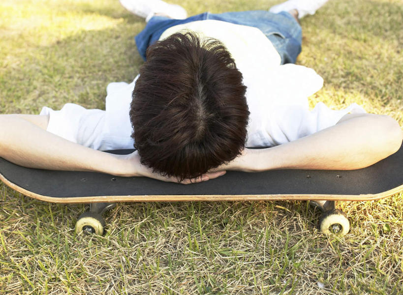 东方人,一个人,躺,横图,室外,白天,正面,锻炼,运动,植物,亚洲,仅一个男性,仅一个人,阴影,服装,枯萎,光线,影子,枯草,休闲装,黄种人,极限运动,草,仅一个年轻男性,一个,衣服,黄色,白色,阳光,休闲,休闲服,服饰,单个,滑板,枕着,卧着,体育,男人,男性,年轻男性,亚洲人,躺着,卧,半身,彩图,健身,滑板运动