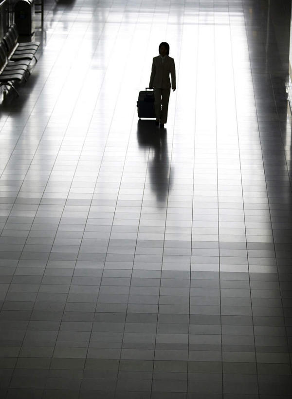 东方人,一个人,商务人士,商务女性,机场,走,拉,竖图,俯视,室内,白天,飞机场,亚洲,仅一个年轻女性,仅一个女性,仅一个人,阴影,套装,朦胧,模糊,光线,瓷砖,地砖,拉杆箱,旅行箱,影子,地面,背光,黄种人,阳光,行李箱,箱子,航站楼,出差,商务装,逆光,工薪阶层,候机楼,旅客航站楼,年轻女性,女人,女性,亚洲人,白领,上班族,航空站,空港,步行,走路,彩图,高角度拍摄,全身,旅行