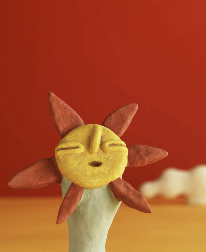 脸,头,脸颊,无人,竖图,室内,特写,白天,正面,爱情,幸福,太阳,向日葵,静物,雕塑,红色背景,艺术,装饰,雕刻,雕像,泥塑,手工艺品,文化,一个,工艺品,摄影,影棚,单个,纪念,美术,粘土,高雅,主题,光辉,陈列,沉默,忠诚,手工艺,功能,美学,自信心,品位,勇敢,投缘,爱慕,高傲,朝阳花,葵花,望日莲,向阳花,转日莲,头部,脸部,脸蛋,面部,彩图,影棚拍摄,拍摄,拟人