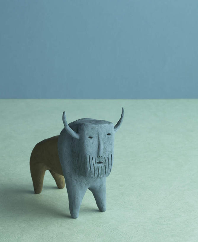 无人,站,竖图,室内,特写,白天,正面,牛,静物,雕塑,一头,蓝色背景,艺术,装饰,雕刻,雕像,泥塑,手工艺品,青色,文化,一个,动物,工艺品,站着,家畜,摄影,牲畜,影棚,单个,纪念,美术,粘土,高雅,主题,陈列,手工艺,功能,美学,自信心,品位,站立,彩图,全身,影棚拍摄,拍摄