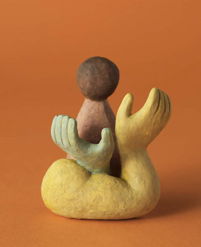 手,无人,举,竖图,室内,特写,白天,正面,静物,雕塑,双手,橙色背景,艺术,装饰,雕刻,雕像,泥塑,手工艺品,文化,一个,工艺品,托,手部,摄影,影棚,单个,纪念,美术,粘土,高雅,主题,陈列,手工艺,功能,美学,自信心,品位,举起,举手,举着,向上举,向上伸,向上托,彩图,影棚拍摄,拍摄