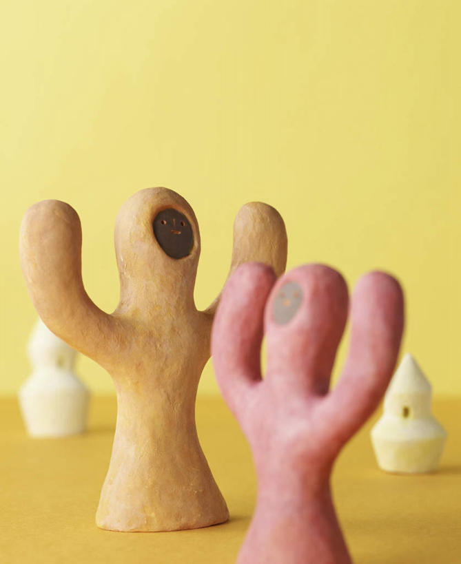 无人,两个人,举,竖图,室内,特写,白天,正面,静物,雕塑,黄色背景,艺术,装饰,雕刻,雕像,泥塑,手工艺品,文化,两个,工艺品,托,摄影,影棚,纪念,美术,粘土,高雅,主题,陈列,手工艺,功能,美学,自信心,品位,男人,男性,年轻男性,年轻女性,女人,女性,举起,举手,举着,向上举,向上伸,向上托,彩图,影棚拍摄,拍摄