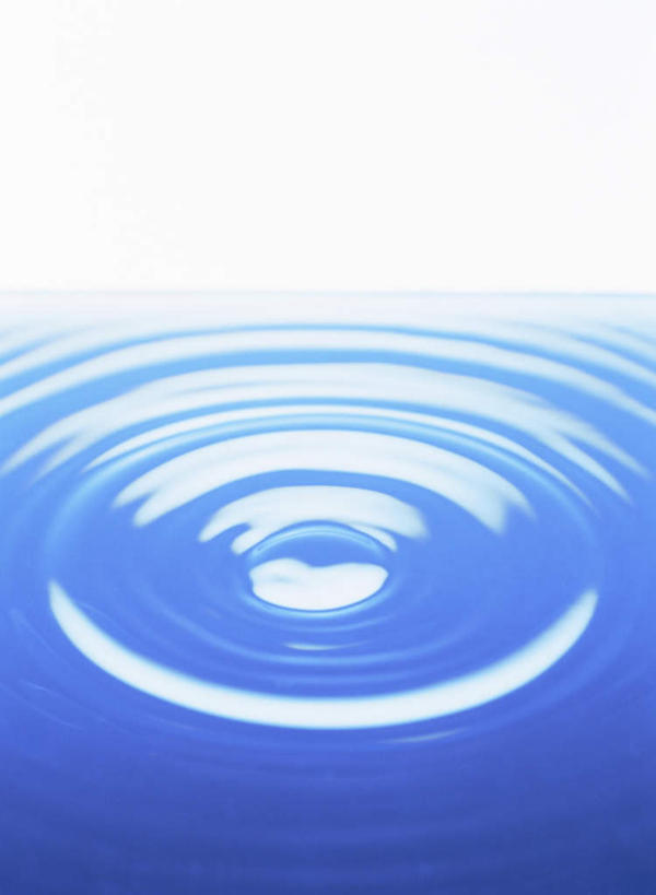 无人,竖图,俯视,室内,特写,白天,水,阴影,波纹,朦胧,模糊,环绕,围绕,光线,螺旋,液体,影子,水滴,涟漪,水纹,阳光,波浪,螺纹,水晕,彩图,高角度拍摄