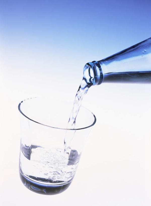 无人,竖图,俯视,室内,特写,白天,杯子,倒,蓝色背景,透明,液体,玻璃制品,酒瓶,一个,玻璃瓶,瓶子,水杯,摄影,流动,影棚,单个,玻璃杯,彩图,高角度拍摄,影棚拍摄,拍摄