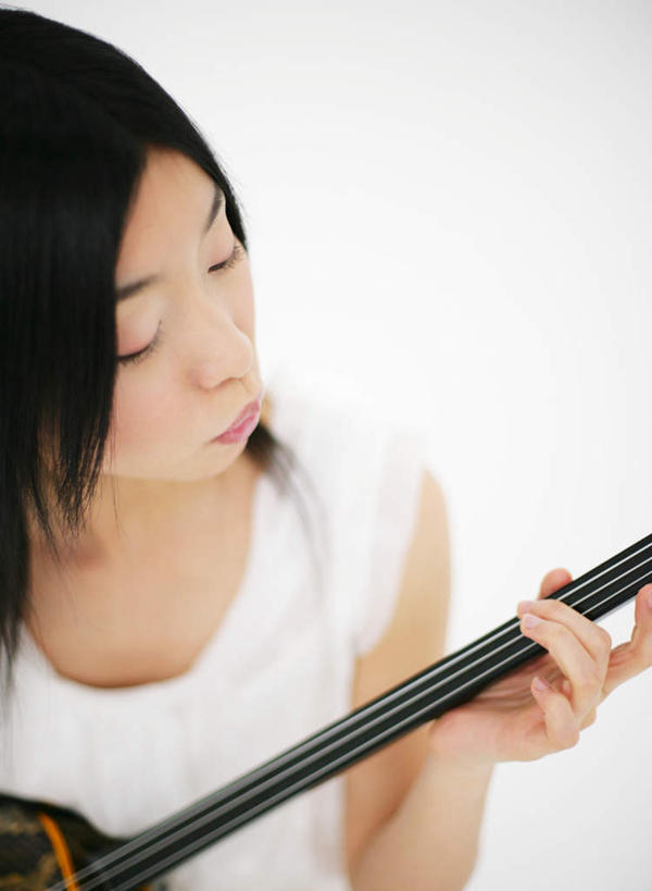 东方人,一个人,坐,闭眼,竖图,室内,白天,白色背景,正面,亚洲,仅一个年轻女性,仅一个女性,仅一个人,一把,握,服装,乐器,弦乐器,弹奏,拿,拿着,休闲装,黄种人,三味线,衣服,白色,休闲,休闲服,握着,唱歌,摄影,服饰,影棚,弹拨弦鸣乐器,演唱,歌唱,三弦琴,年轻女性,女人,女性,亚洲人,闭眼睛,闭着眼,闭着眼睛,坐着,半身,彩图,影棚拍摄,拍摄,弹拨弦乐器