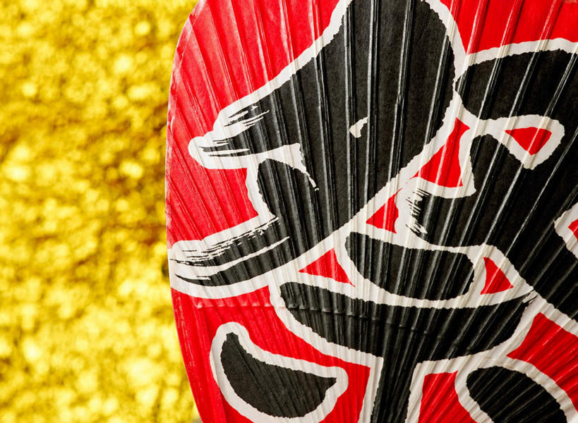 无人,横图,俯视,室内,特写,白天,静物,一把,阴影,反射,标志,扇子,文字,影子,字符,清凉,凉爽,文化,标识,红色,黑色,金色,汉字,摄影,影棚,蒲扇,富贵,中文,忠诚,国文,华文,富丽,名誉,荣华,彩图,高角度拍摄,影棚拍摄,拍摄,葵扇,蒲葵扇,传统文化