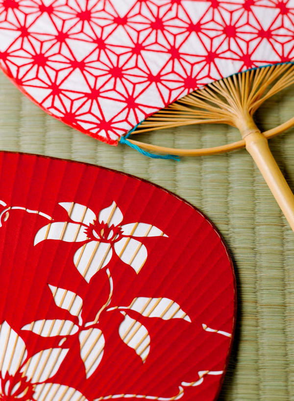 无人,竖图,俯视,室内,特写,白天,静物,阴影,装饰,盛开,反射,扇子,席子,影子,塌塌米,榻榻米,两把,清凉,花蕾,凉爽,文化,花,花瓣,花朵,鲜花,粉色,红色,花苞,花蕊,摄影,影棚,华丽,修饰,蒲扇,点缀,衬托,美观,雅致,雅观,叠席,彩图,高角度拍摄,影棚拍摄,拍摄,葵扇,蒲葵扇,传统文化