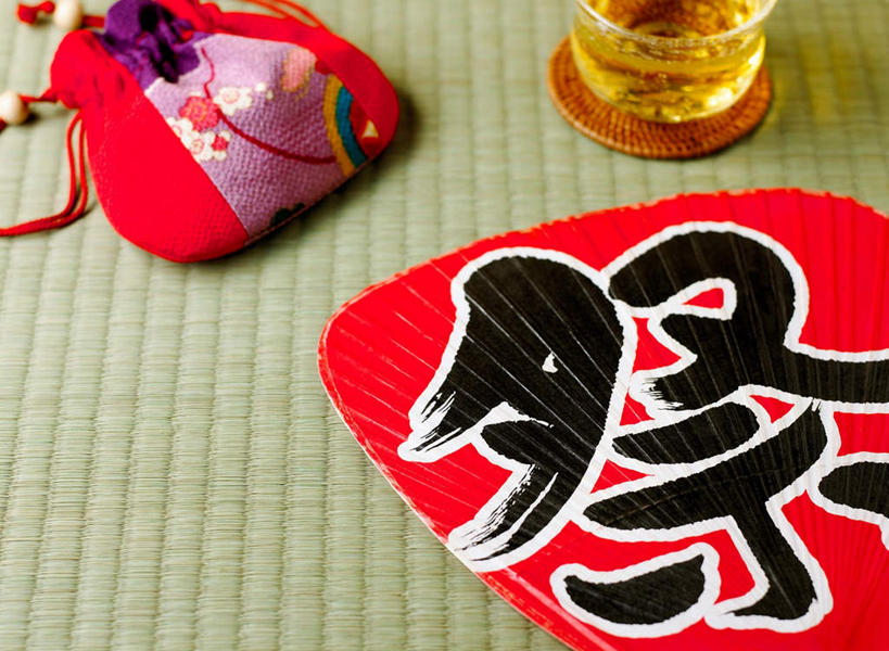 无人,横图,俯视,室内,特写,白天,幸福,茶,静物,杯子,玻璃,一把,阴影,反射,标志,扇子,文字,席子,影子,字符,茶叶,塌塌米,榻榻米,一杯,清凉,凉爽,文化,娱乐,标识,玻璃制品,红色,黑色,水杯,享受,休闲,温馨,汉字,放松,乐趣,摄影,皮夹子,钱包,影棚,蒲扇,提神,舒适,零钱包,皮夹,中文,醒脑,国文,华文,叠席,茶杯,彩图,高角度拍摄,影棚拍摄,拍摄,葵扇,蒲葵扇,传统文化