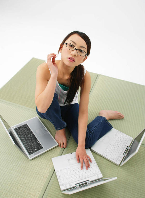 东方人,一个人,坐,竖图,俯视,室内,白天,白色背景,电脑,笔记本电脑,亚洲,仅一个年轻女性,仅一个女性,仅一个人,一副,敲打,服装,网络,眼镜,塌塌米,榻榻米,注视,休闲装,黄种人,输入,通讯设备,衣服,打字,观察,看,休闲,休闲服,摄影,服饰,影棚,观看,点击,敲击,三台,察看,无线,关注,通信设备,无线网络,近视眼镜,无线上网,便携式电脑,叠席,按键,手提电脑,年轻女性,女人,女性,亚洲人,抬头,仰头,坐着,彩图,高角度拍摄,全身,影棚拍摄,拍摄