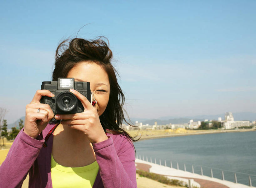 东方人,一个人,站,笑,微笑,横图,室外,白天,正面,河流,水,植物,相机,亚洲,仅一个年轻女性,仅一个女性,仅一个人,握,阴影,服装,光线,影子,河水,水流,云,云朵,拿,云彩,拿着,注视,休闲装,黄种人,树,树木,拍照,衣服,蓝色,绿色,紫色,白云,蓝天,天空,阳光,自然,数码相机,天,观察,看,站着,休闲,眯眼,休闲服,眯,握着,摄影,服饰,生长,晴朗,成长,观看,察看,关注,年轻女性,女人,女性,亚洲人,照相机,晴空,站立,半身,彩图,照相