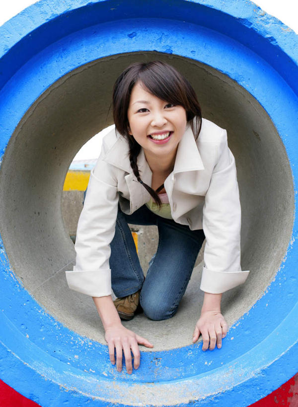 东方人,一个人,跪,笑,微笑,露齿笑,竖图,室外,白天,正面,亚洲,仅一个年轻女性,仅一个女性,仅一个人,服装,圆形,管子,注视,休闲装,黄种人,管道,衣服,观察,看,休闲,休闲服,爬,服饰,观看,察看,关注,水泥管,年轻女性,女人,女性,亚洲人,跪着,彩图,全身