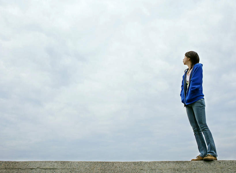 东方人,一个人,站,横图,室外,白天,仰视,安全,亚洲,仅一个年轻女性,仅一个女性,仅一个人,服装,云,云朵,防护,云彩,注视,休闲装,黄种人,衣服,蓝色,白云,观察,看,站着,休闲,休闲服,服饰,观看,保护,察看,双手插袋,关注,保险,手插袋,防波堤,双手抄兜,双手放兜,保全,周全,安稳,安定,平安,年轻女性,女人,女性,亚洲人,插兜,两手抄兜,两手放兜,手插兜,手放口袋,站立,彩图,低角度拍摄,全身,破浪堤,手抄兜