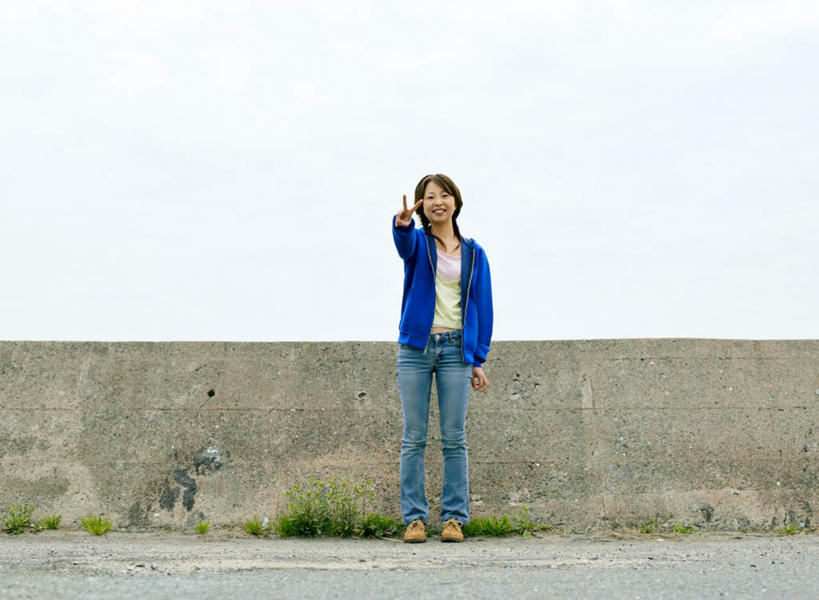 东方人,一个人,站,笑,微笑,露齿笑,横图,室外,白天,正面,安全,草地,植物,亚洲,仅一个年轻女性,仅一个女性,仅一个人,指,服装,墙,防护,注视,休闲装,黄种人,方向,墙壁,墙面,草,衣服,蓝色,绿色,观察,看,手势,站着,休闲,休闲服,服饰,观看,保护,察看,指向,食指,关注,保险,防波堤,保全,周全,安稳,安定,平安,年轻女性,女人,女性,亚洲人,站立,彩图,全身,破浪堤