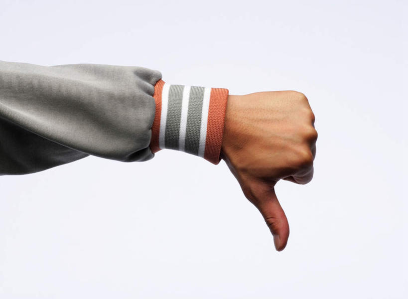 东方人,手,一个人,横图,室内,特写,白天,白色背景,正面,亚洲,仅一个男性,仅一个人,服装,休闲装,黄种人,仅一个年轻男性,衣服,手势,休闲,手部,休闲服,竖,摄影,服饰,影棚,翘,单手,鄙视,藐视,讽刺,蔑视,嘲笑,朝下,男人,男性,年轻男性,亚洲人,大拇指,半身,彩图,影棚拍摄,拍摄,向下