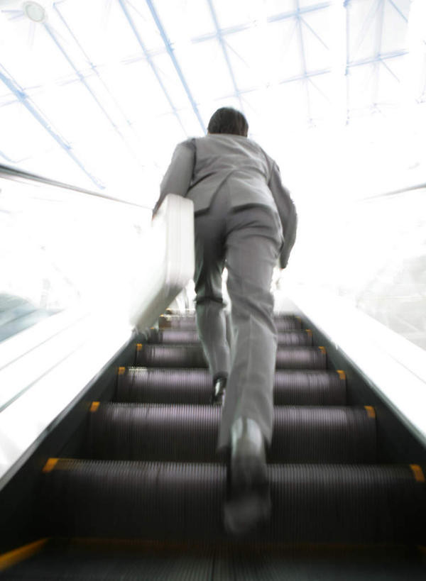 东方人,一个人,商务人士,商务男性,走,竖图,室内,白天,仰视,衬衫,天花板,电梯,亚洲,仅一个男性,仅一个人,阴影,套装,朦胧,模糊,反射,影子,电动扶梯,自动扶梯,运输工具,注视,黄种人,仅一个年轻男性,观察,看,观看,察看,关注,商务装,工薪阶层,男人,男性,年轻男性,亚洲人,白领,上班族,步行,走路,彩图,低角度拍摄,全身,衬衣,扶手电梯,升降设备,运输带,自动行人电梯,电扶梯