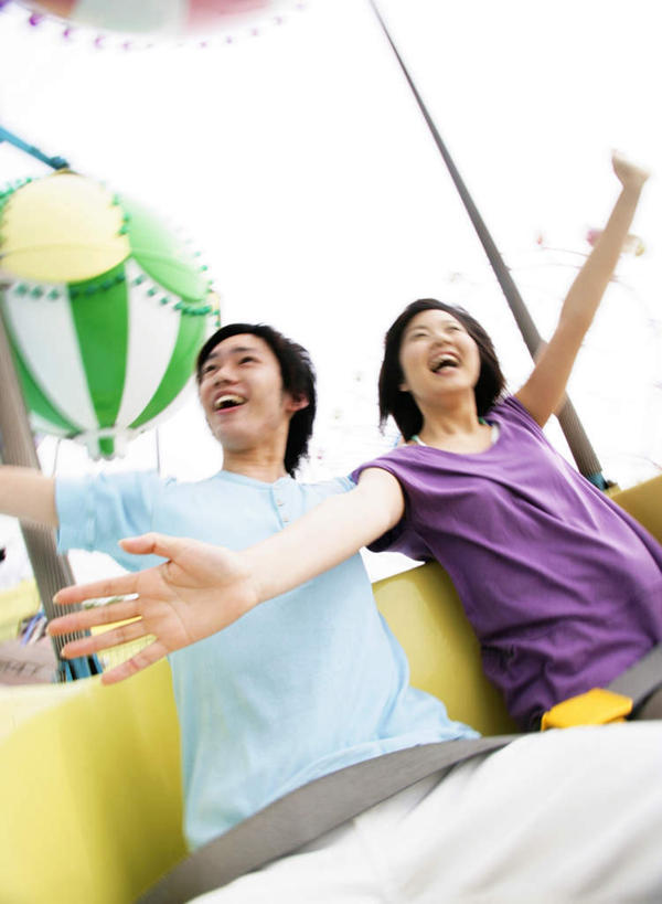东方人,两个人,游乐园,坐,举,笑,微笑,露齿笑,竖图,室外,白天,仰视,爱情,游乐场,亚洲,服装,朦胧,模糊,浪漫,注视,休闲装,黄种人,衣服,观察,看,托,休闲,温暖,温馨,休闲服,恩爱,恋人,服饰,游乐设施,旋转飞椅,观看,和睦,察看,关注,乐园,飓风飞椅,旋转秋千,男人,男性,年轻男性,年轻女性,女人,女性,亚洲人,情侣,举起,举手,举着,向上举,向上伸,向上托,坐着,半身,彩图,低角度拍摄,伴侣,融洽