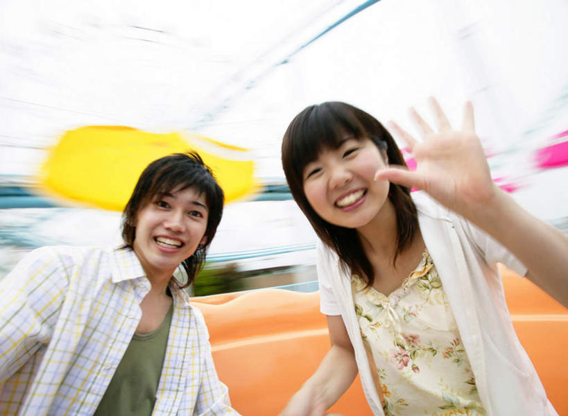 东方人,两个人,游乐园,坐,举,笑,微笑,露齿笑,横图,室外,白天,仰视,爱情,游戏,游乐场,亚洲,服装,朦胧,模糊,曲折,弯曲,浪漫,玩,挥手,注视,休闲装,黄种人,娱乐,过山车,衣服,天空,天,观察,看,手势,托,招手,休闲,温暖,温馨,休闲服,恩爱,恋人,服饰,游乐设施,云霄飞车,转转杯,蜿蜒,晴朗,告别,观看,活动,和睦,察看,发泄,关注,消遣,智力,摆动,万里无云,宣泄,乐园,滑落,欢乐咖啡杯,旋转咖啡杯,游艺设施,爬升,倒转,男人,男性,年轻男性,年轻女性,女人,女性,亚洲人,情侣,晴空,晴空万里,举起,举手,举着,玩耍,嬉戏,向上举,向上伸,向上托,坐着,半身,彩图,低角度拍摄,伴侣,融洽