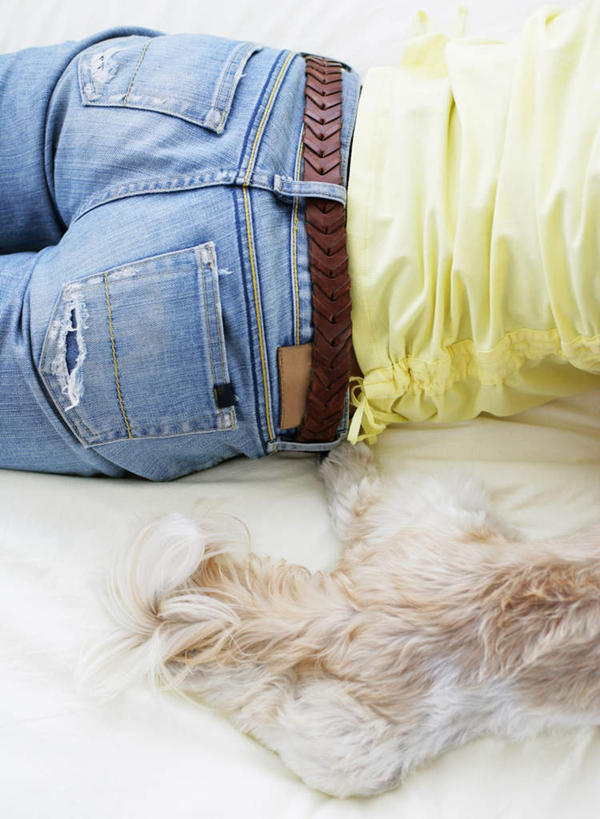 东方人,一个人,躺,竖图,俯视,室内,特写,白天,床,卧室,宠物,狗,亚洲,仅一个年轻女性,仅一个女性,仅一个人,服装,裤子,朦胧,模糊,双人床,床单,牛仔裤,休闲装,黄种人,北京犬,狮子狗,被子,腰带,一只,衣服,绿色,动物,趴着,休闲,休闲服,可爱,服饰,皮带,被单,配饰,忠诚,裤带,北京宫廷犬,京巴,卧着,年轻女性,女人,女性,亚洲人,犬,趴,躺着,卧,半身,彩图,高角度拍摄,睡房,卧房