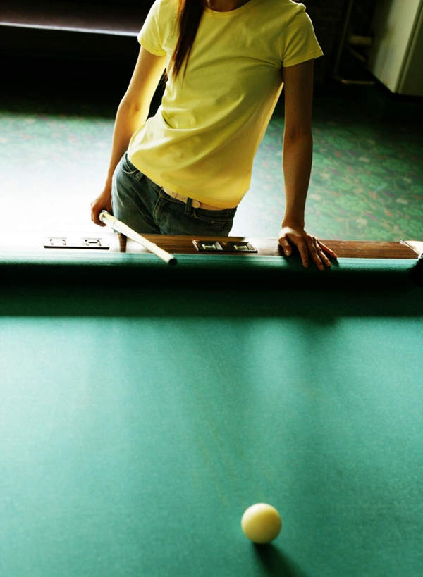 东方人,一个人,站,竖图,俯视,室内,白天,台球,亚洲,仅一个年轻女性,仅一个女性,仅一个人,握,撞球,服装,朦胧,模糊,球杆,墙,拿,拿着,休闲装,黄种人,运动器械,墙壁,墙面,彩球,衣服,站着,休闲,休闲服,健身器械,握着,服饰,台球桌,健身器材,斯诺克,斯诺克球,斯诺克台球,桌球,年轻女性,女人,女性,亚洲人,站立,半身,彩图,高角度拍摄,运动器材