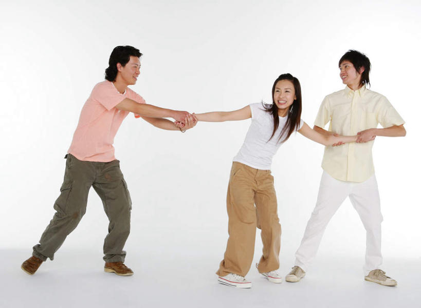 东方人,三个人,伙伴,朋友,站,伸展双臂,笑,微笑,露齿笑,横图,室内,白天,白色背景,正面,爱情,友谊,亚洲,握,争夺,阴影,服装,反射,影子,浪漫,注视,休闲装,黄种人,衣服,观察,看,站着,休闲,温暖,温馨,休闲服,恩爱,握着,恋人,摄影,服饰,影棚,观看,和睦,察看,关注,友情,男人,男性,年轻男性,年轻女性,女人,女性,亚洲人,情侣,敞开双臂,伸开双臂,展开双肩,站立,张开手臂,张开双臂,彩图,全身,影棚拍摄,拍摄,伴侣,融洽