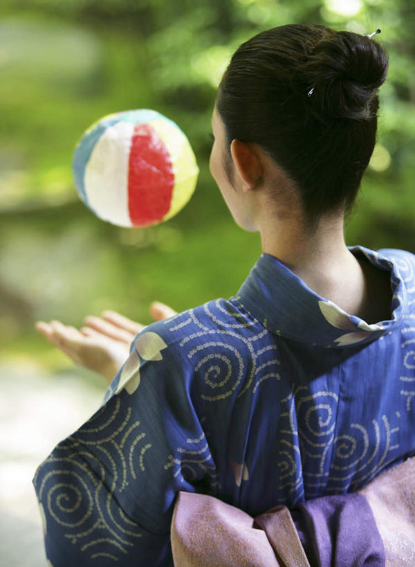 东方人,一个人,站,捧,竖图,俯视,室外,白天,游戏,草地,草坪,植物,玩具,亚洲,仅一个年轻女性,仅一个女性,仅一个人,服装,朦胧,模糊,玩,扭头,休闲装,黄种人,娱乐,草,一个,衣服,绿色,站着,转头,休闲,休闲服,橡胶,益智,服饰,皮球,单个,活动,发泄,消遣,智力,橡胶制品,宣泄,空心球,年轻女性,女人,女性,亚洲人,端,端着,捧着,手捧,玩耍,嬉戏,站立,半身,彩图,高角度拍摄