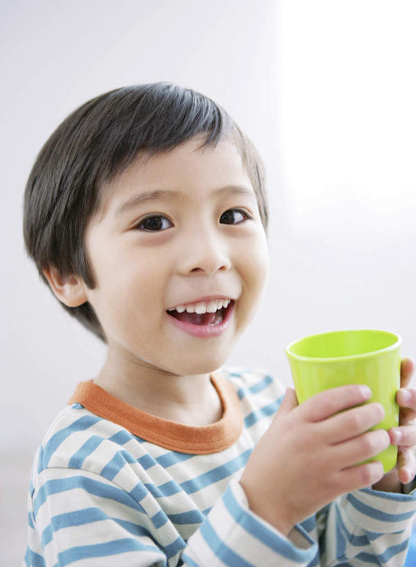 东方人,儿童,一个人,站,笑,微笑,露齿笑,竖图,室内,白天,正面,纯洁,杯子,亚洲,仅一个男性,仅一个人,握,服装,陶瓷,墙,陶瓷制品,拿,拿着,注视,休闲装,黄种人,墙壁,墙面,一个,小孩,衣服,绿色,白色,马克杯,水杯,观察,看,站着,仅一个小孩,休闲,休闲服,可爱,童年,童趣,握着,服饰,单个,观看,察看,关注,童真,烂漫,无邪,天真,男孩,男人,男性,亚洲人,孩子,站立,半身,彩图,男生