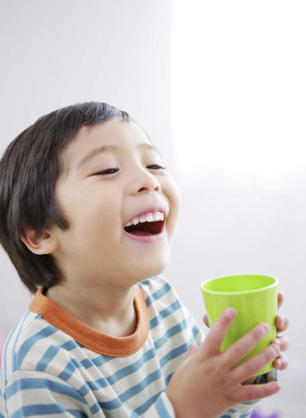 东方人,儿童,一个人,站,笑,微笑,露齿笑,竖图,室内,白天,正面,纯洁,杯子,亚洲,仅一个男性,仅一个人,握,服装,陶瓷,墙,陶瓷制品,拿,拿着,注视,休闲装,黄种人,墙壁,墙面,一个,小孩,衣服,绿色,白色,马克杯,水杯,观察,看,站着,仅一个小孩,休闲,休闲服,可爱,童年,童趣,握着,服饰,单个,观看,察看,关注,童真,烂漫,无邪,天真,男孩,男人,男性,亚洲人,孩子,站立,半身,彩图,男生