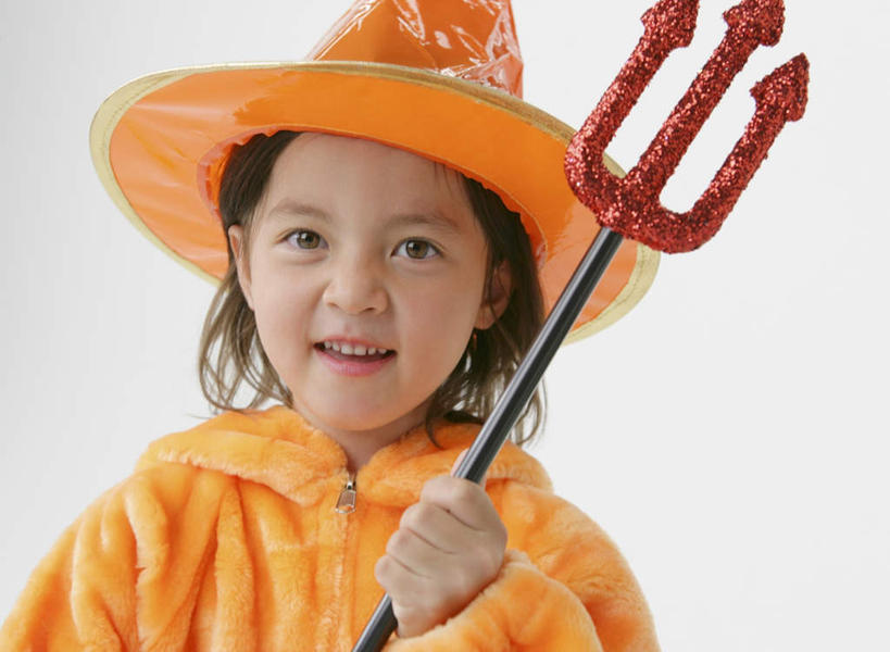 东方人,儿童,脸,头,脸颊,手,一个人,笑,微笑,露齿笑,横图,室内,特写,白天,白色背景,正面,游戏,纯洁,竞争,帽子,玩具,亚洲,仅一个女性,仅一个人,对抗,握,服装,节日,庆祝,冲突,拿,玩,拿着,注视,黄种人,破坏,文化,娱乐,小孩,衣服,观察,看,仅一个小孩,庆典,休闲,手部,橙色,万圣节,武器,可爱,童年,童趣,益智,战争,握着,摄影,服饰,影棚,观看,活动,纪念,单手,损坏,察看,攻击,威胁,衣着,穿着,对立,发泄,关注,矛盾,消遣,智力,兵器,防御,表演服,演出服,童真,烂漫,无邪,巫师帽,敌对,挫败,斗争,抗拒,抗衡,宣泄,杀伤,威慑,衣饰,三叉戟,道具服,长兵器,天真,危险,女孩,女人,女性,亚洲人,孩子,头部,脸部,脸蛋,面部,玩耍,嬉戏,半身,彩图,影棚拍摄,拍摄,女生